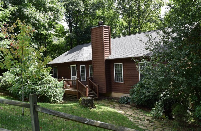 Cozy, Relaxing High Country Cabin w/Fireplace & 2 kayaks!