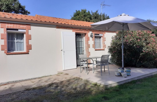 Cozy Renovated Cottage with SPA, Near Pornic, Family-Friendly, Wifi, Baby Gear Included