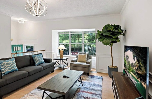 Cozy Reston Main Retreat