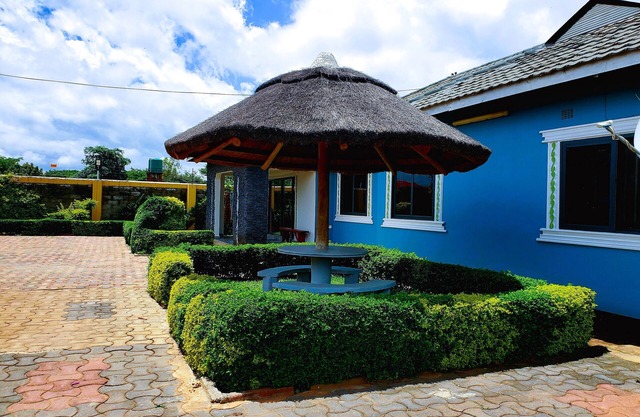 Cozy retreat for Large Groups w/Pool- Sleeps 12