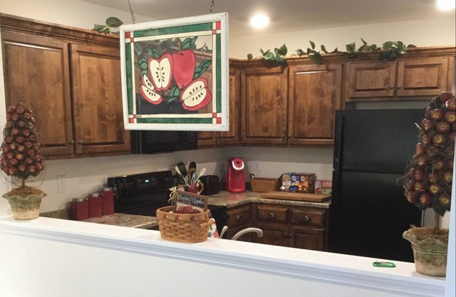 Cozy Retreat King Bed & Kitchen Near Lee