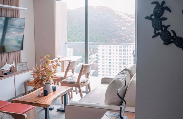 Cozy retreat w/gorgeous views and minutes from the heart of this historic city