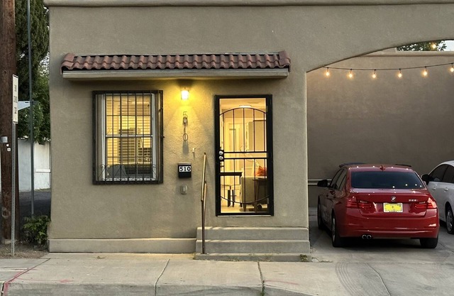 Cozy Retro Downtown Living