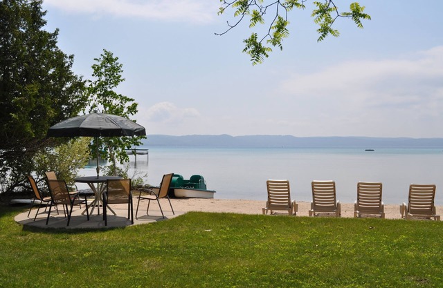 *COZY, ROMANTIC, & PRIVATE ON BIG GLEN LAKE*