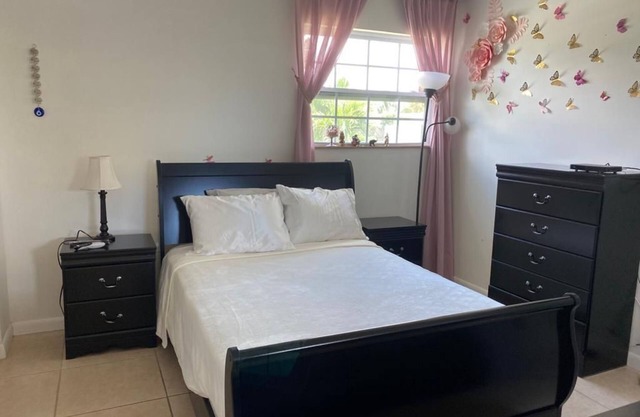 Cozy Room in Lakefront Home - West Park