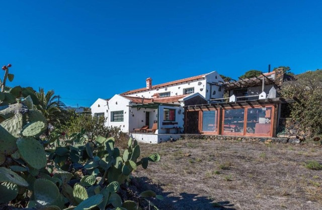 Cozy Rural House with Beautiful Views and BBQ for an Ideal Stay