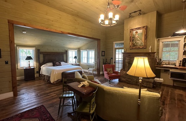 Cozy, rustic cabin just minutes from Downtown Asheville!