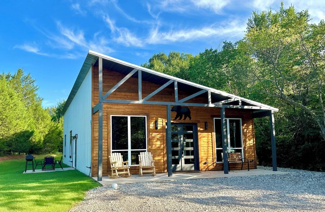 Cozy, Rustic Cabin w/Pool Table, Foosball, & Fast WiFi, South of Norman