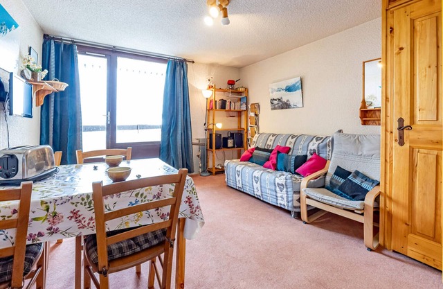 Cozy Ski-in/Ski-out Studio, Balcony, Sleeps 4, Foot of the Slopes, Stunning Views