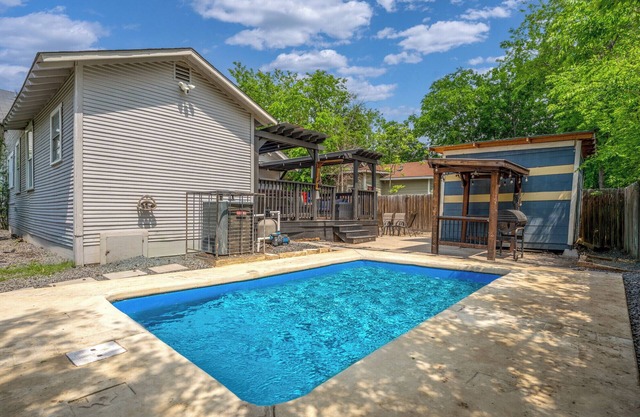 Cozy SA Home W/Pool & Hot Tub! Minutes to Downtown, Alamo Dome, &Frost Center
