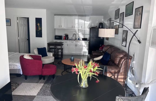 Cozy, safe, centrally located studio