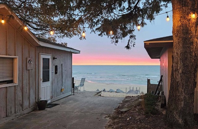Cozy Sandpiper Cottage on Great Lake Huron