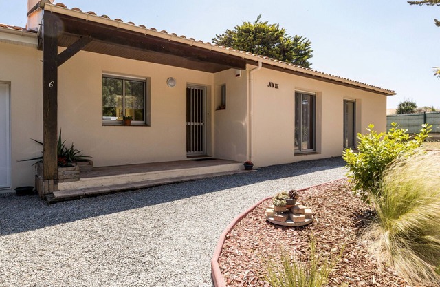 Cozy Seaside Cottage with Large Terrace, Enclosed Garden, and 3 Bedrooms