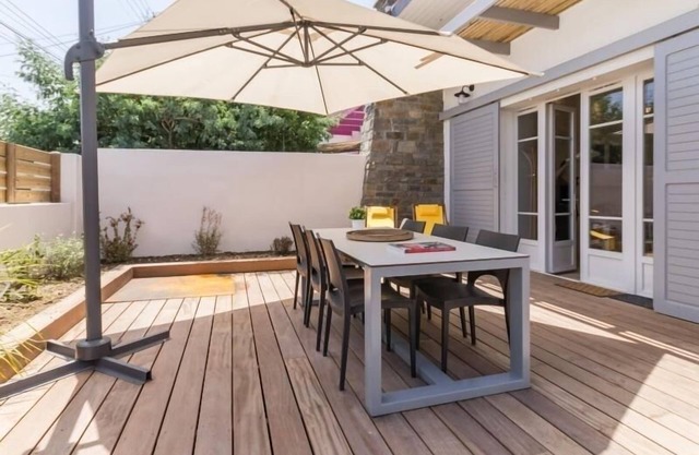 Cozy Seaside Cottage with Spa, Close to Beach, Shops, and Train Station in Pornic