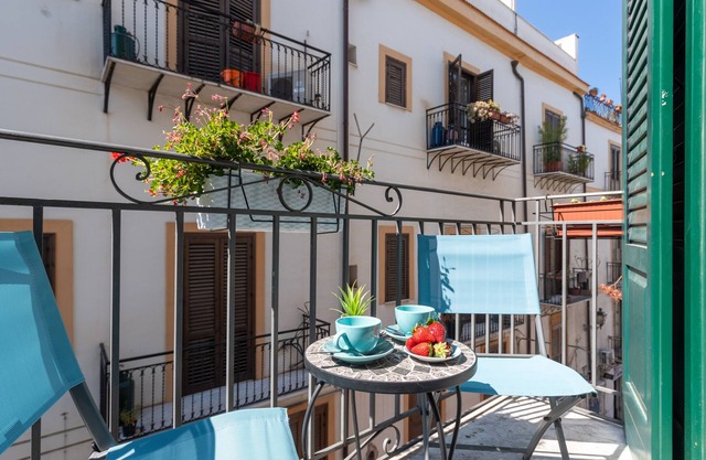 COZY SICILIAN STYLE APARTMENT in town centern-BRIARIA-