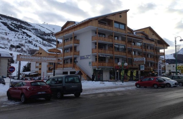 Cozy Ski Apartment with Balcony