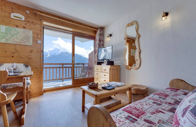 Cozy south-facing apartment with balcony, parking and Wi-Fi