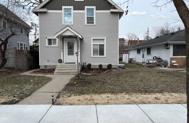 Cozy, spacious 4 bedroom with built in fireplace by Powderhorn lake