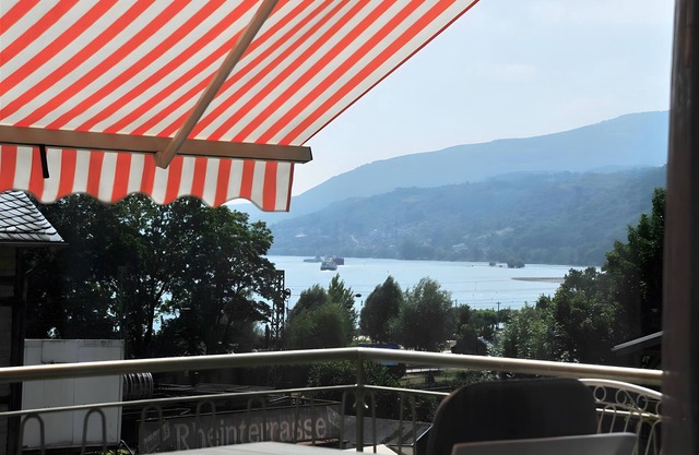 Cozy, Spacious Holiday Apartment with Large Balcony and Views of the Rhine and Castle