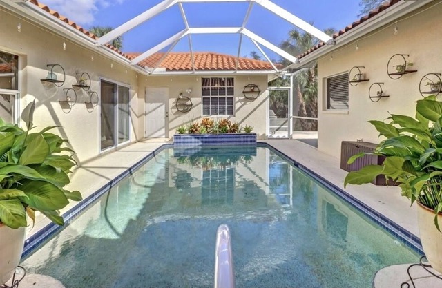 Cozy spacious home! Enjoy this entertainers delight.