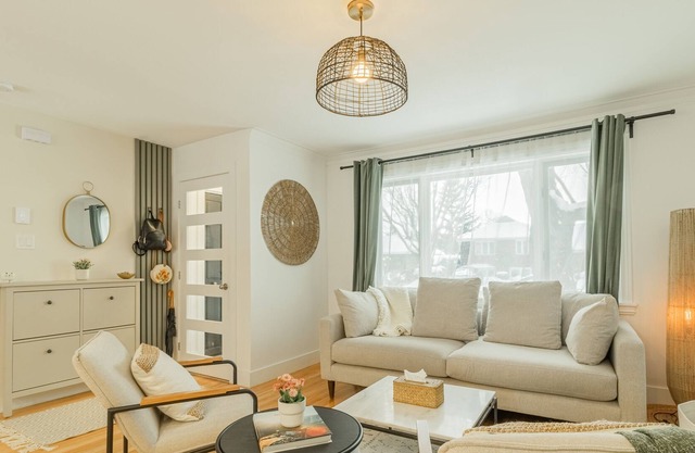 Cozy split-level heritage home nestled in Montreal Island - 10 min walk to metro