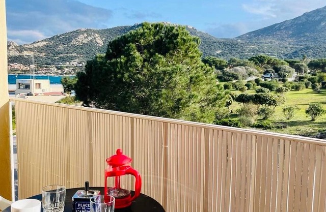 Cozy studio 100m from the beach with parking