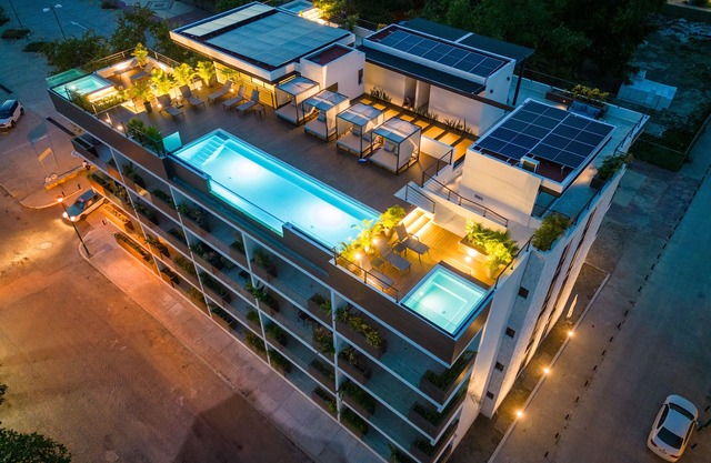 Cozy studio apartment near beach with roof top pool, AC, WiFi