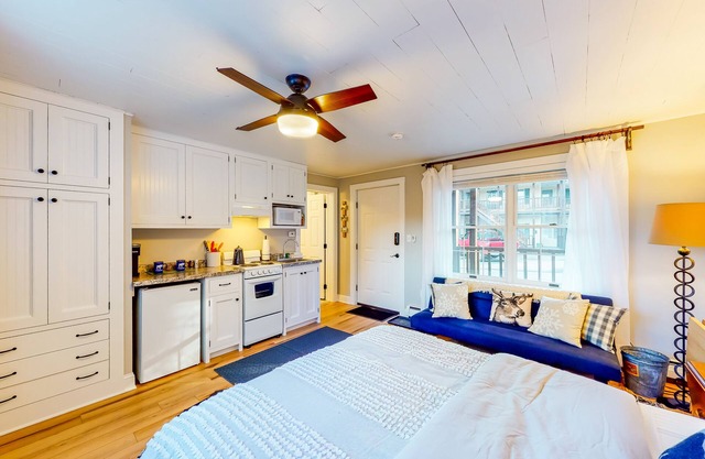 Cozy Studio Condo with Great Location, WiFi & Kitchenette