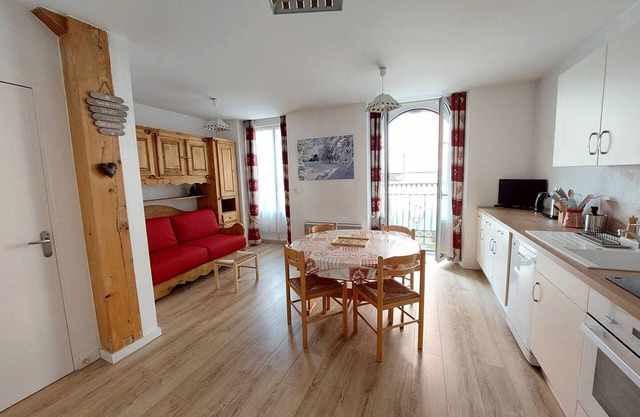 Cozy studio in Cauterets with balcony and sleeps 4 people