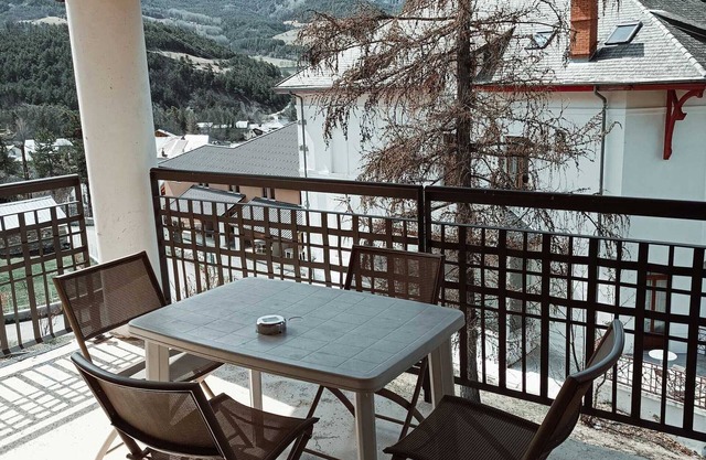Cozy Studio in Jausiers – South-Facing Terrace, Pool Access, Sleeps 4