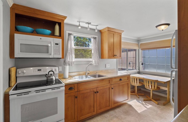 Cozy studio with AC and WiFi in desirable Medford location close to Jacksonville