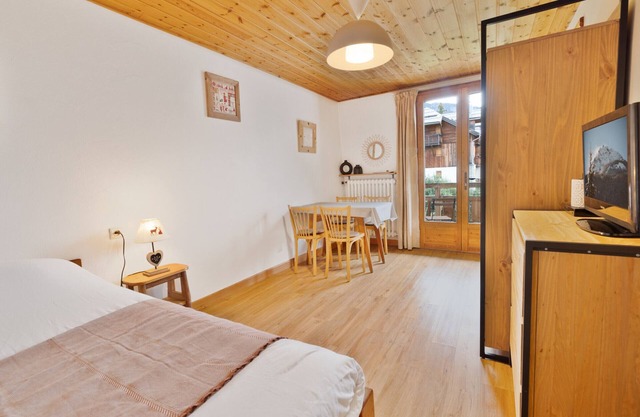 Cozy Studio with Wi-Fi, BBQ, Summer Pool, Near Ski Pistes & Free Village Shuttle