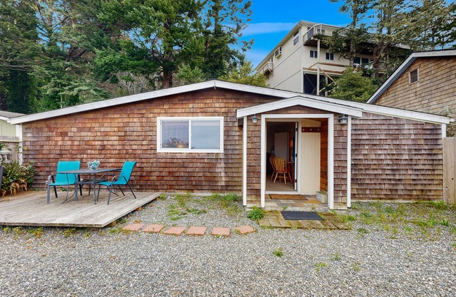 Cozy studio with partial ocean views and enclosed yard - dogs welcome