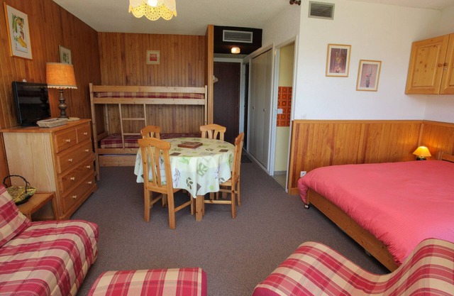 Cozy studio with south-facing terrace - Near slopes and shops