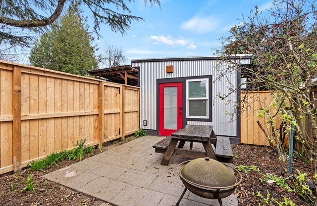 Cozy studio with WiFi and AC in walkable, safe Woodstock PDX neighborhood