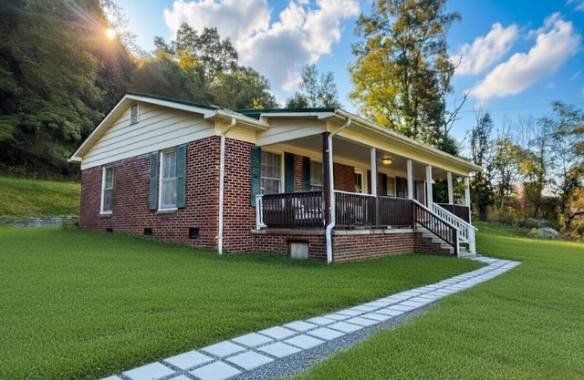 Cozy Sugar Grove Cabin w/Mountain Views & River