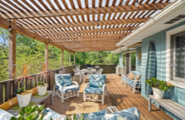Cozy sun drenched beach cottage private beach, walk to town, hot tub