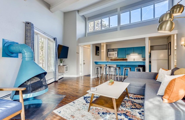 Cozy, Sunny Peak 8 Condo – Updated, Vaulted Ceilings, Hot Tub & Shuttle Access