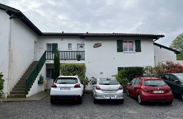 Cozy T2 Apartment in Cambo-les-Bains with Terrace and Parking, Near Center and Spa