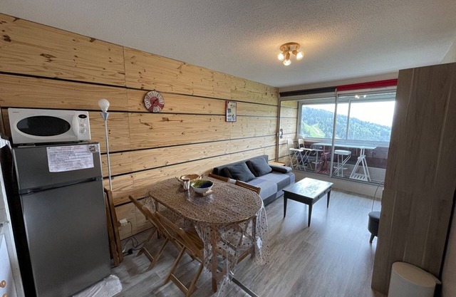 Cozy T2 Cabin with Balcony, Ski Access, and Pet-Friendly