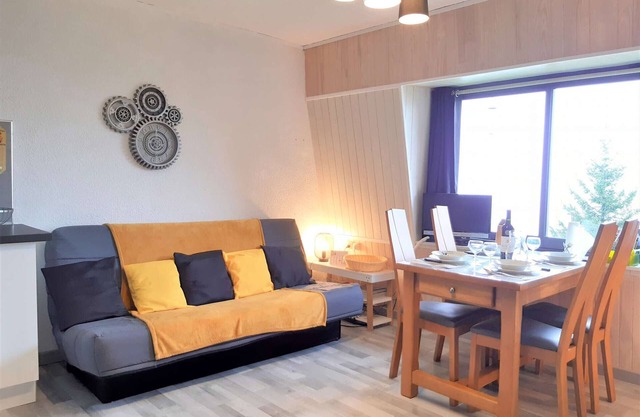 Cozy T2 Chalet for 4 - Mountain Views, Near Ski Lifts, Free Holiday Shuttle, Full Amenities