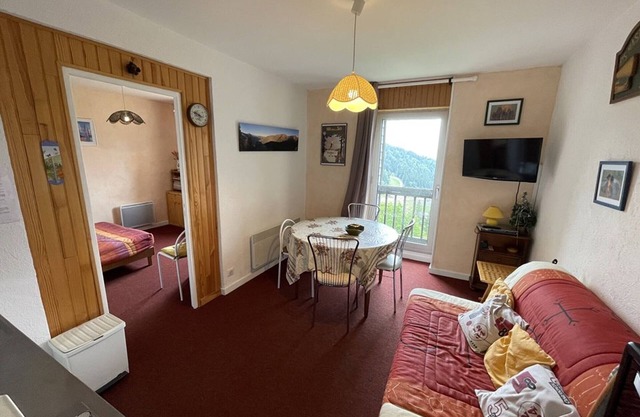 Cozy T2 near slopes with baby equipment, ski locker, no pets allowed