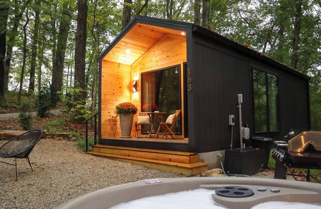 Cozy Tiny House Retreat Hot Tub & Fire Pit