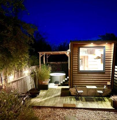 Cozy tiny house with jacuzzi , garden and free parking near Amsterdam