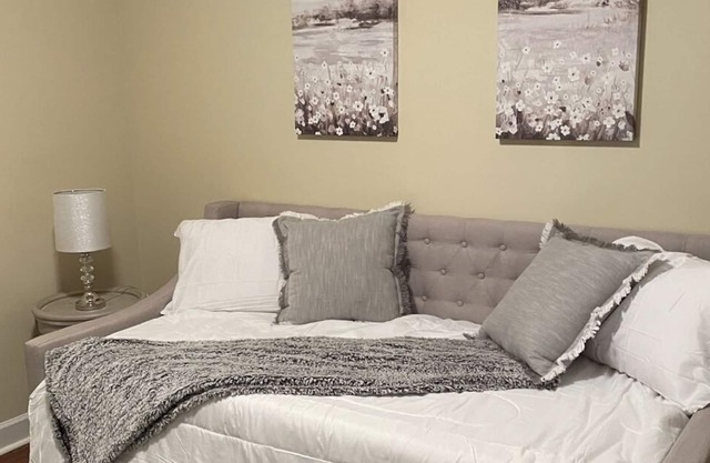 Cozy Townhome in Woodland Point