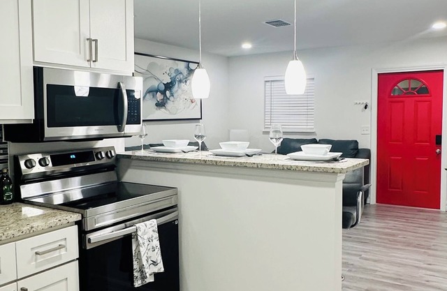 Cozy Unit Near IMG & Beaches