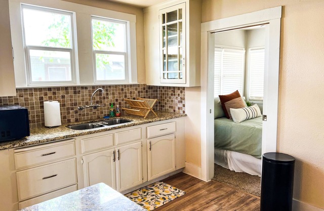 Cozy Updated 1920 Bungalow- 10 min Walk to Tower District