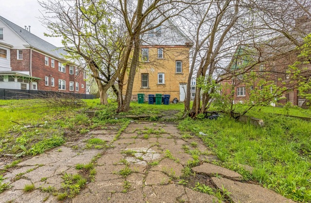 Cozy Upper Flat Minutes From Niagara Falls 3 Bedroom Apts