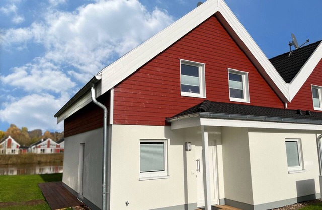 Cozy vacation home with lake view