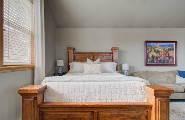 Cozy Valley West Studio | Full Kitchen & Laundry